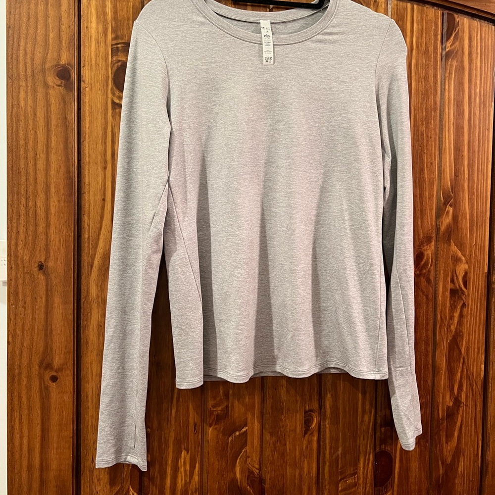 ALO women NWOT light grey long sleeve shirt